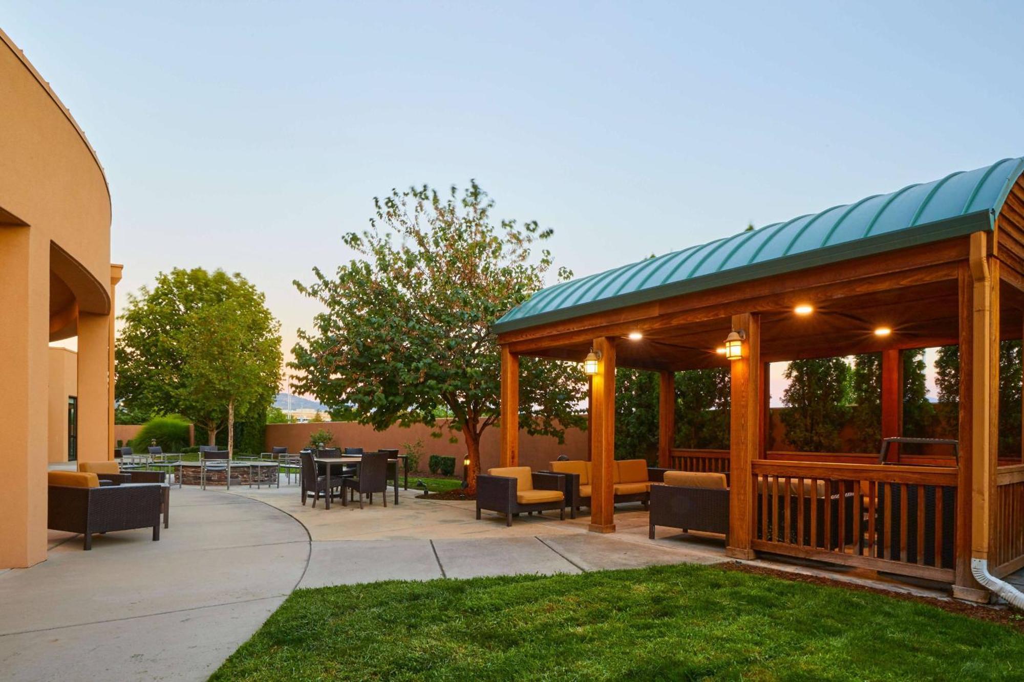 Courtyard Medford Airport Exterior foto