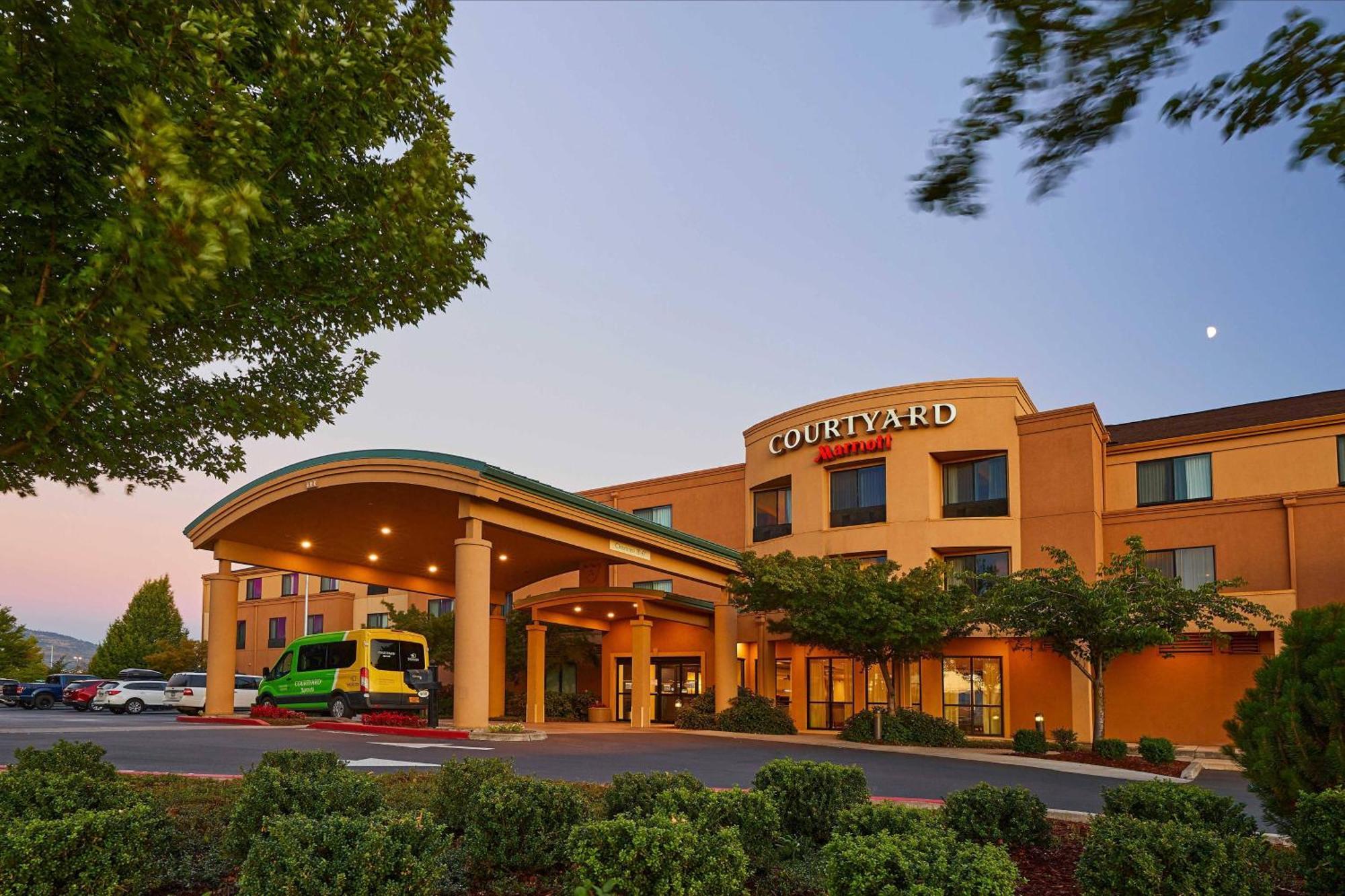 Courtyard Medford Airport Exterior foto